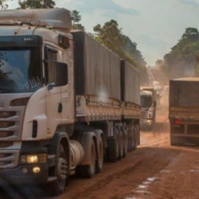 Com 17 vezes menos rodovias que os EUA, logística “empaca” a safra brasileira