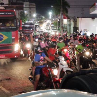 Caminhoneiros e grupo pró-militares se unem em ato em Cuiabá